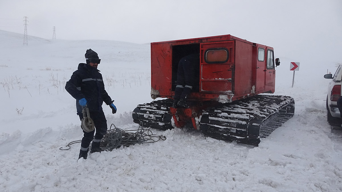 Paletli kar araçlarıyla arızaya ulaşıyorlar