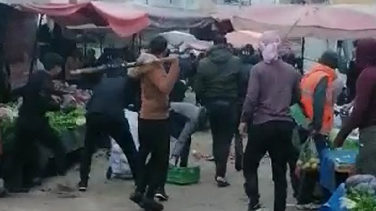 Pazar yerinde sopalı kavga