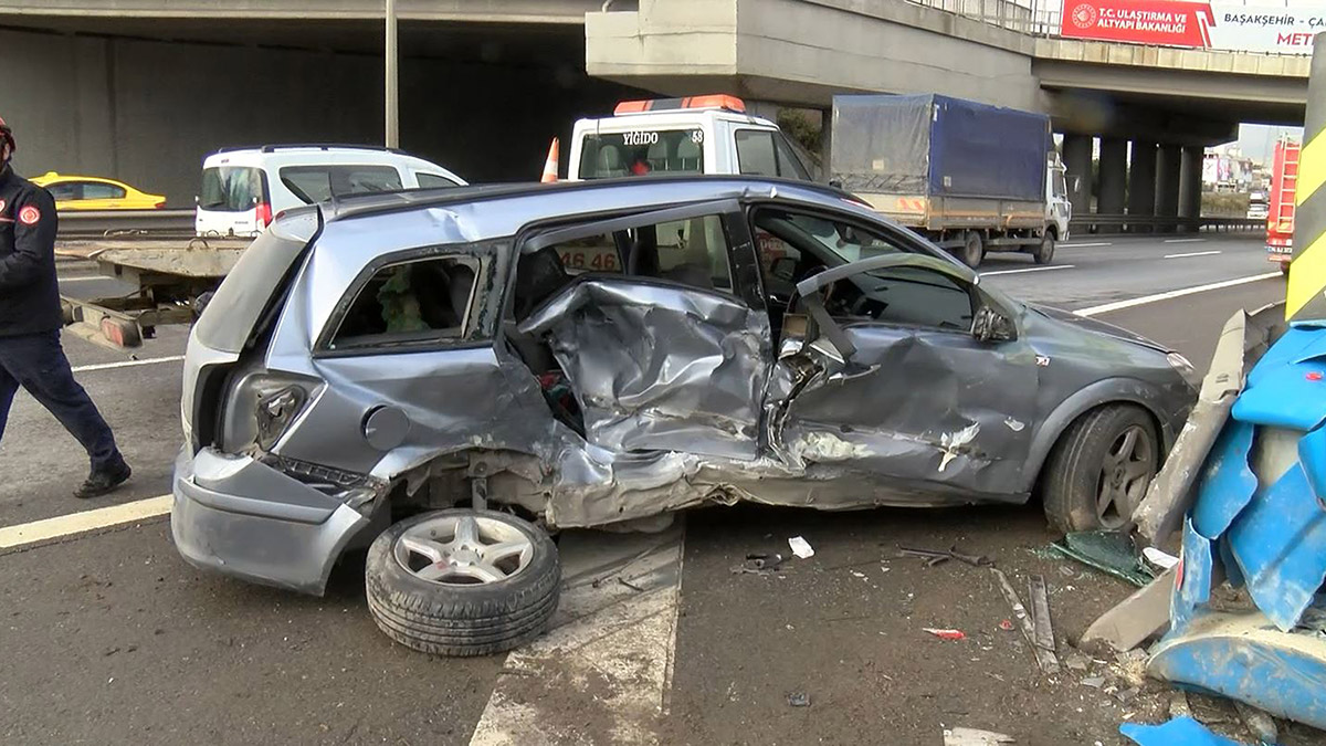 Pendik TEM'de otomobil bariyerlere çarptı