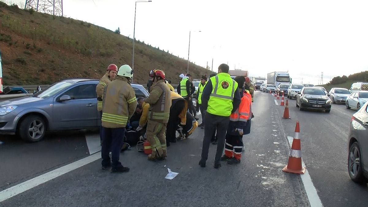 Pendik TEM'de otomobil bariyerlere çarptı