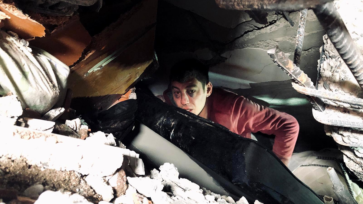 Enkazda mahsur kalan polis memuru 24 saat sonra kurtarıldı