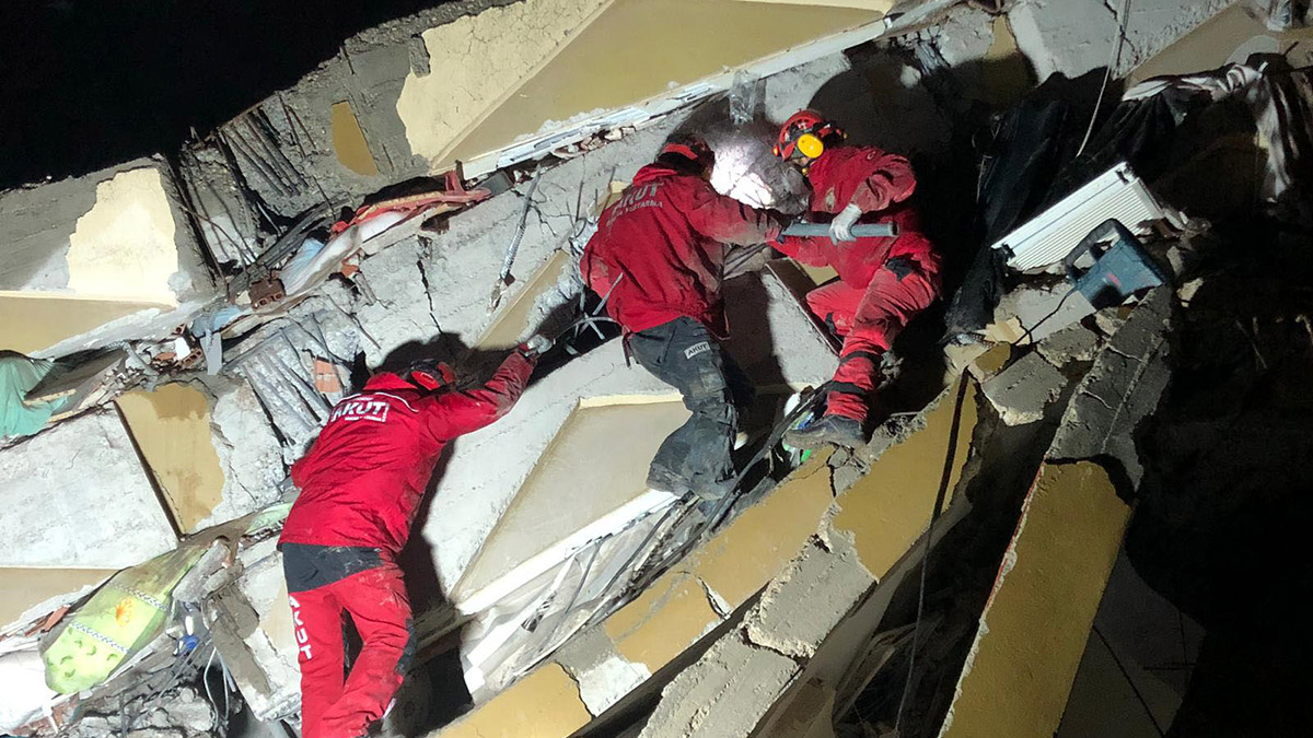 Enkazda mahsur kalan polis memuru 24 saat sonra kurtarıldı