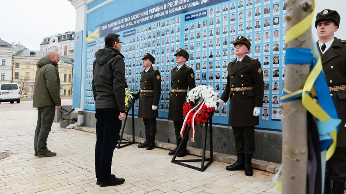 Ölen ukraynalı savunucuların hatıra duvarına çelenk bırakıldı