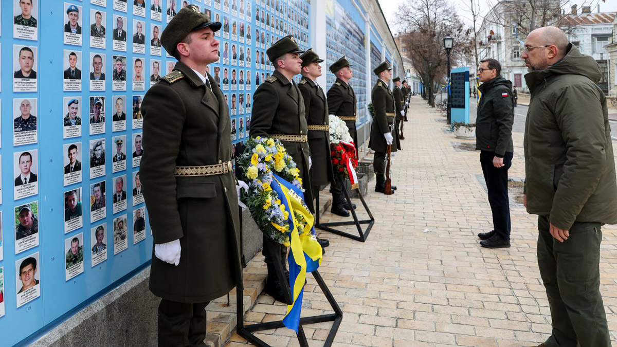 Ölen Ukraynalı Savunucuların Hatıra Duvarına çelenk bırakıldı