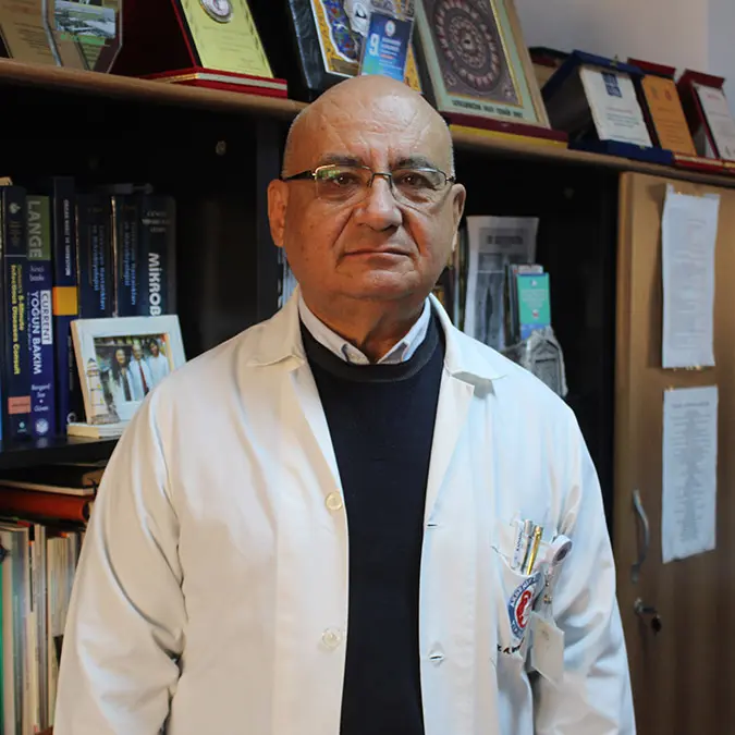 Akdeniz üniversitesi'nden prof. Dr. Ata nevzat yalçın, 10 ilin etkilendiği deprem bölgesindekilerde oluşabilecek salgın hastalıkların yanı sıra tetanos riskine de vurgu yaptı.