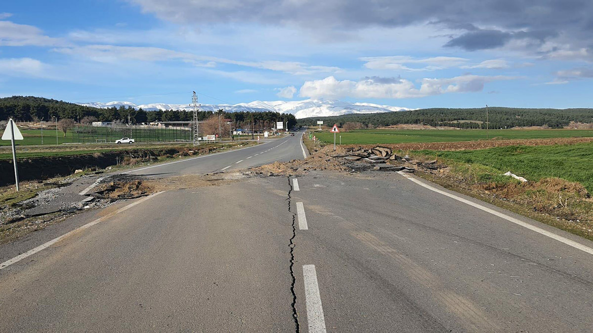 Depreme neden olan fayın yeryüzünü kestiği yer bulundu