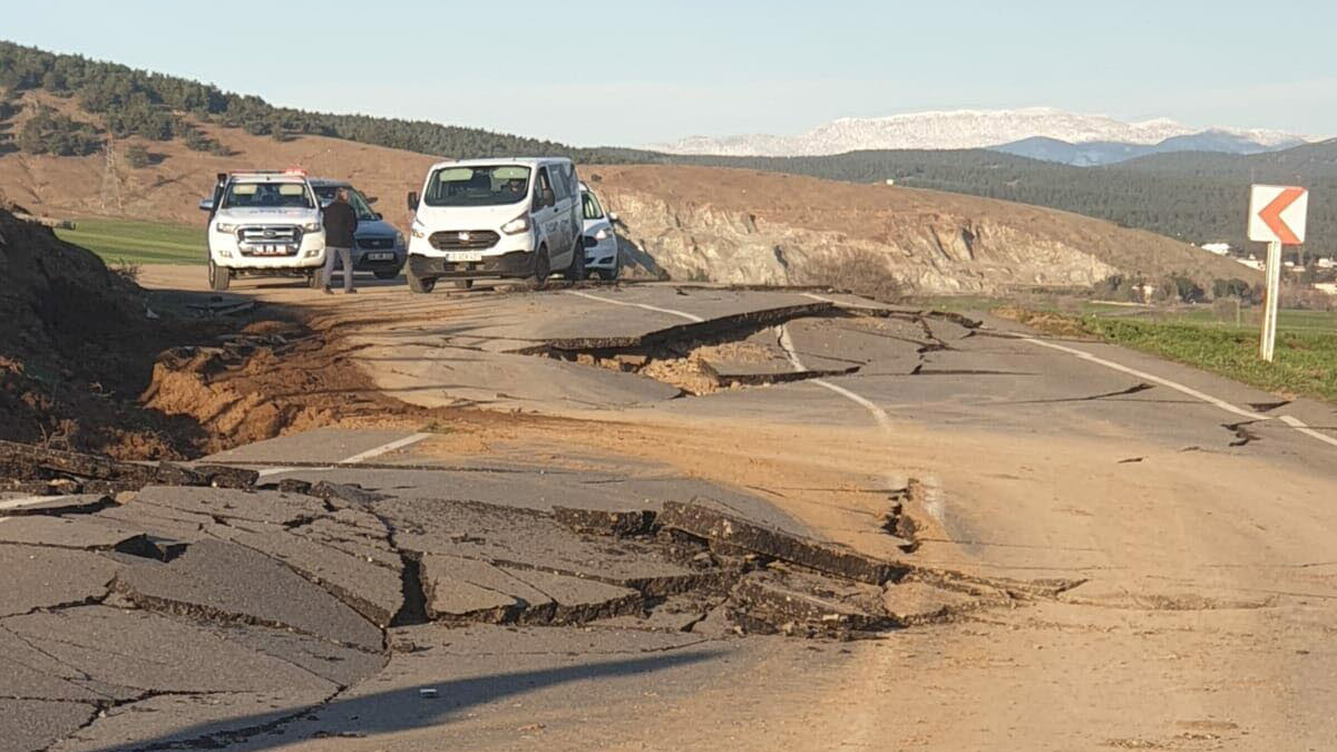 Depreme neden olan fayın yeryüzünü kestiği yer bulundu