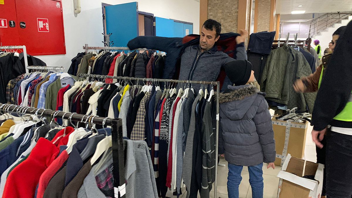 Rize'ye getirilen depremzedeler evlere yerleştiriliyor