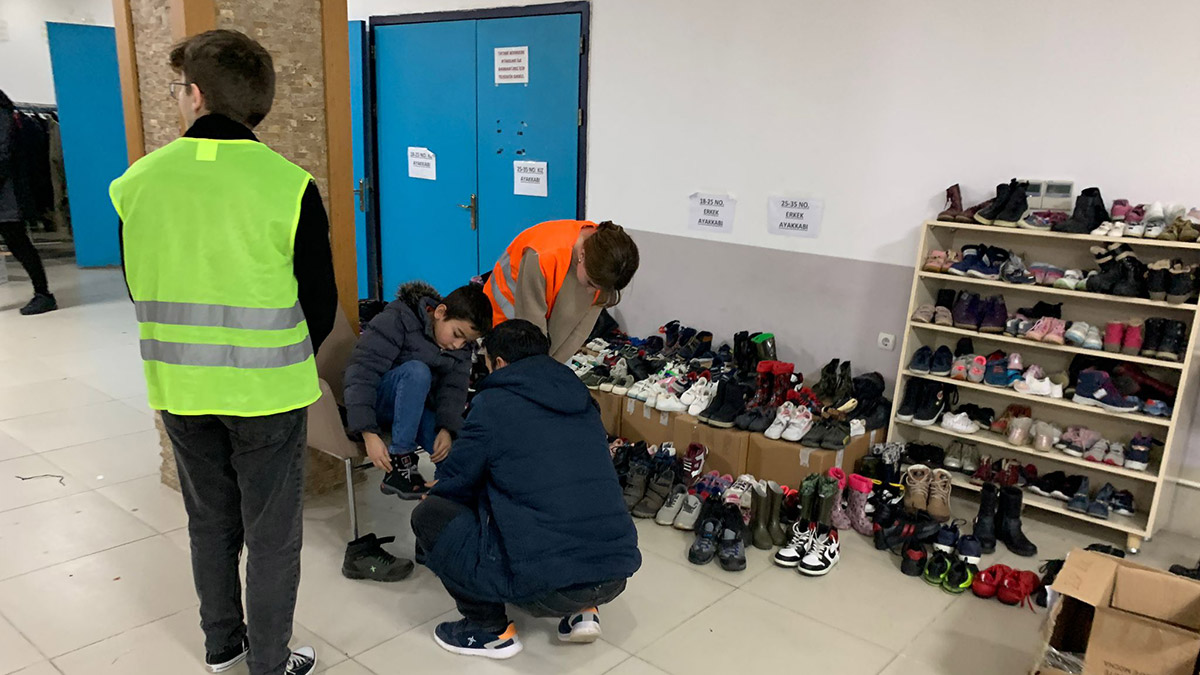 Rize'ye getirilen depremzedeler evlere yerleştiriliyor