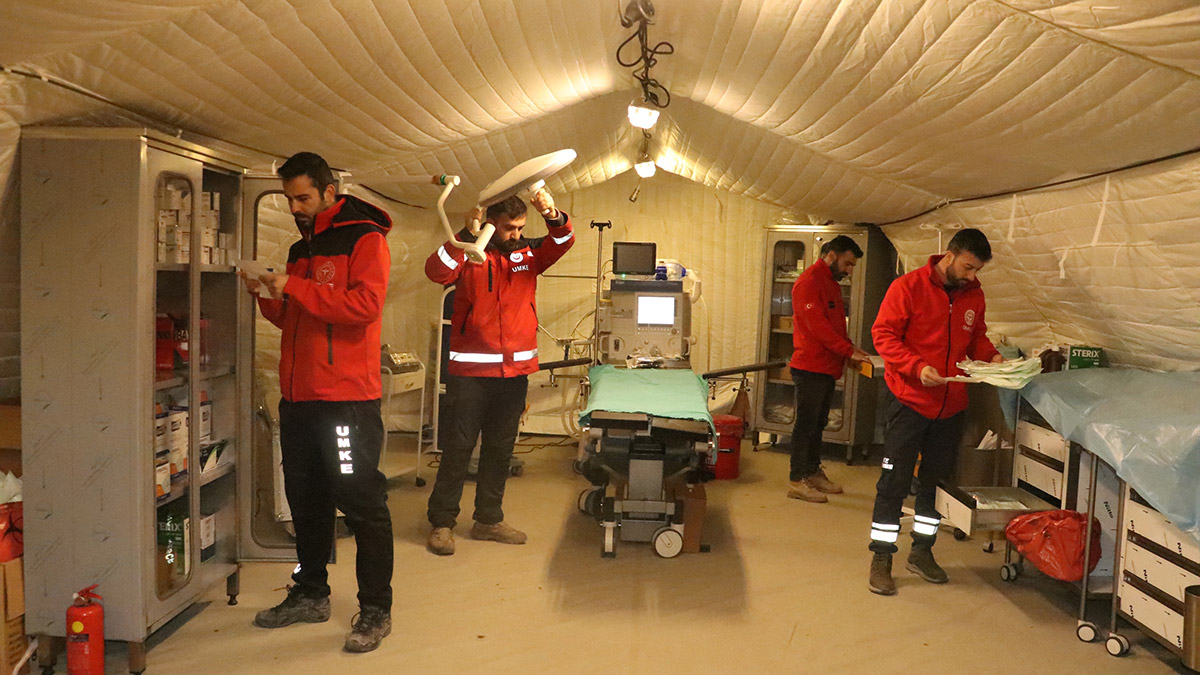 Sağlık Bakanlığı, merkez üssü Kahramanmaraş'ın Elbistan ve Pazarcık ilçeleri olan 7.7 ile 7.6 büyüklüğündeki depremin enkaza çevirdiği Adıyaman'a tam teşekküllü sahra hastanesi kurdu.