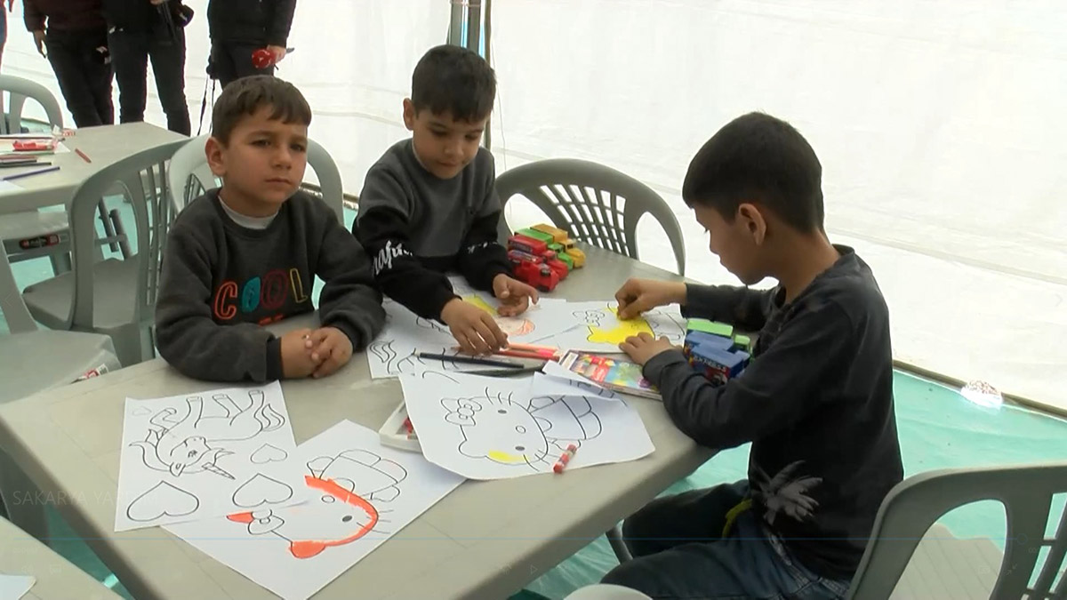 Kahramanmaraş merkezli depremlerden etkilenen Diyarbakır’da depremzedeler için kurulan çadır kente, Sakarya Büyükşehir Belediyesi’nce berber, çamaşırhane, çocuk oyun grubu ve eğitim alanı kuruldu.