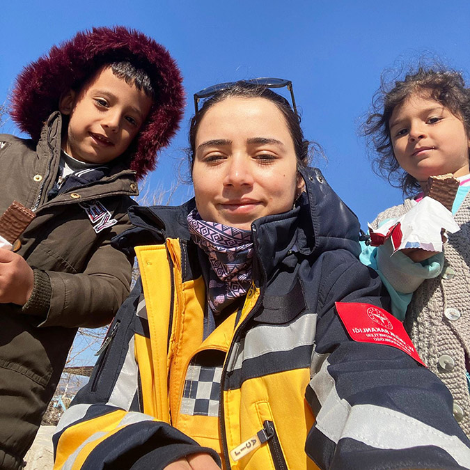 Samsun İl Sağlık Müdürlüğü'ne bağlı 112 Sağlık Hizmeti çalışanları Hatay'ın Kırıkhan ilçesinde, depremzede çocukların yüzlerini güldürüyor. Samsun ekibi, depremzedelerin muayene ve sağlık taramalarının yanı sıra, "Onların yüzü gülsün, bize yeter" diyerek çocuklara çeşitli hediyeler dağıtıyor.