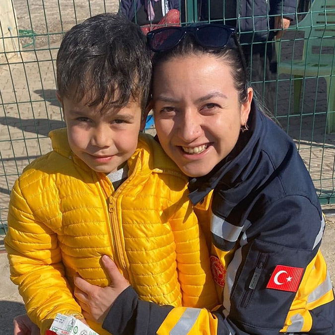 112 ekipleri depremzede çocukların yüzlerini güldürüyor