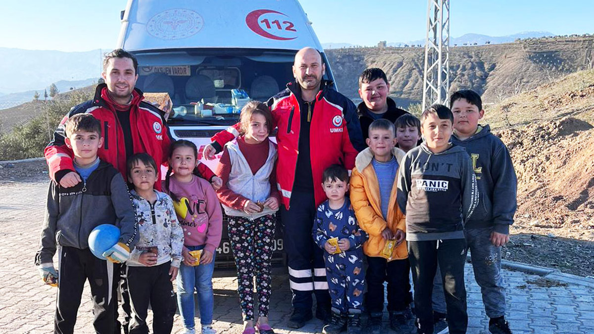 112 ekipleri depremzede çocukların yüzlerini güldürüyor