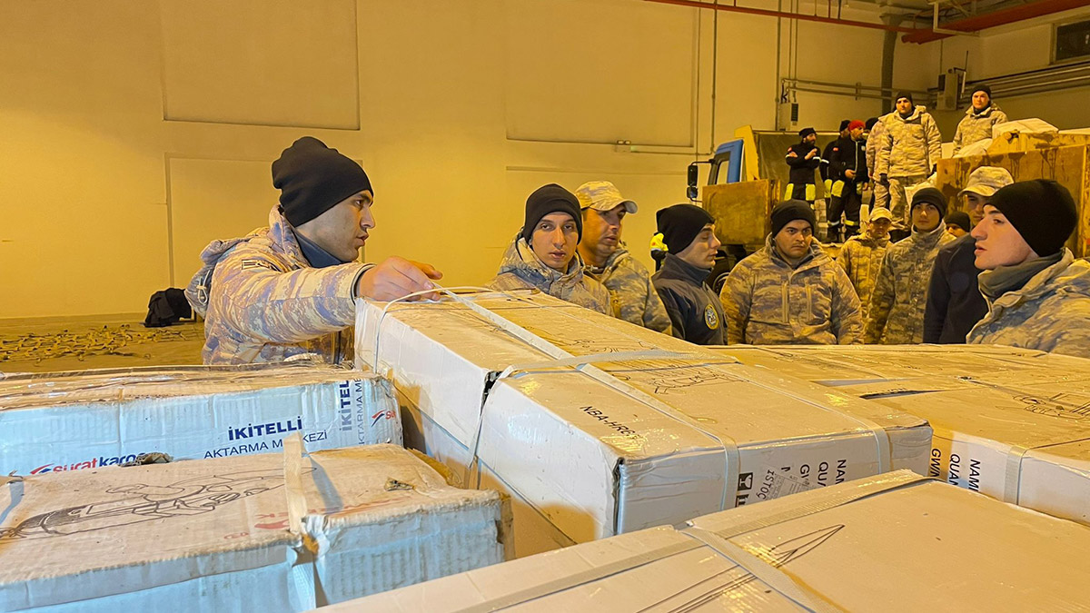 250 adet duvar kırıcı iş makinesi Adana'ya gönderildi