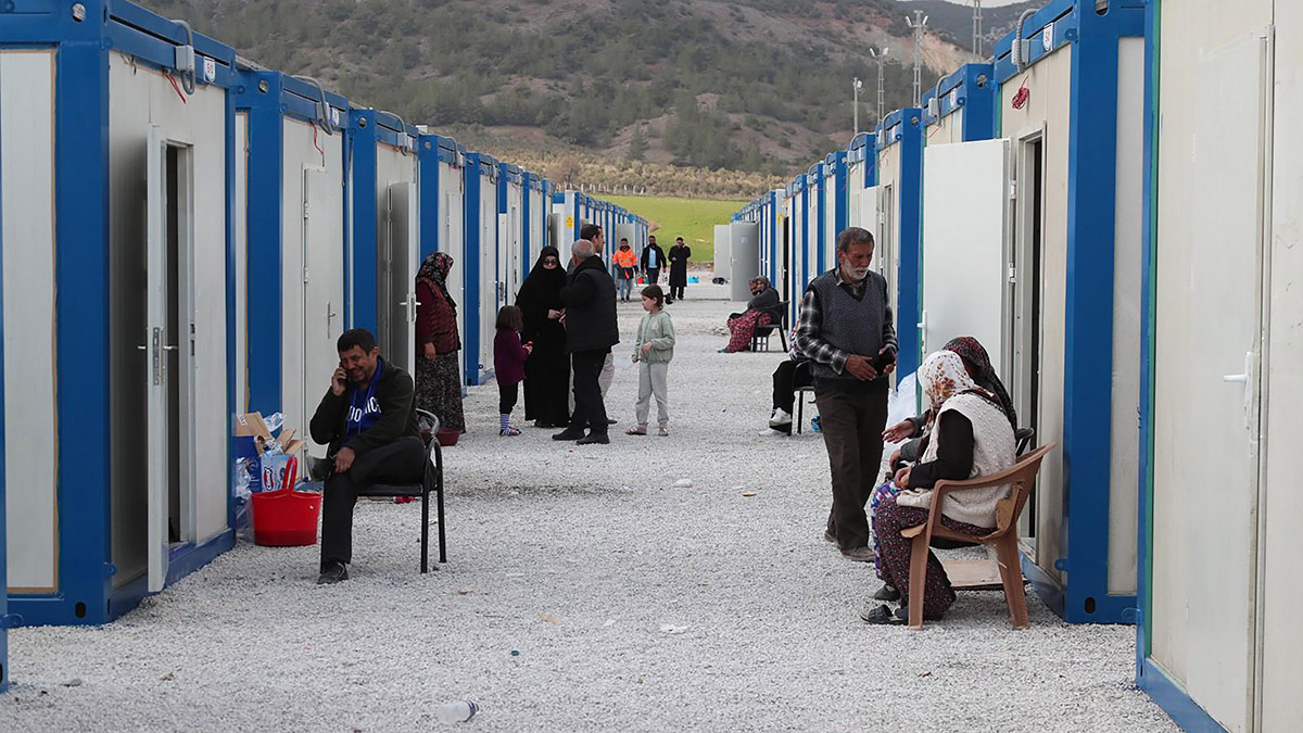 Sanayi ve Teknoloji Bakanlığı, sanayicilerin, afetzedelerin geçici barınma ihtiyacını karşılamak amacıyla başlattıkları konteyner kent seferberliğinde fazla mesaiye geçtiğini duyurdu.