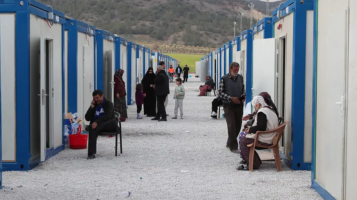 Sanayi ve teknoloji bakanlığı, sanayicilerin, afetzedelerin geçici barınma ihtiyacını karşılamak amacıyla başlattıkları konteyner kent seferberliğinde fazla mesaiye geçtiğini duyurdu.