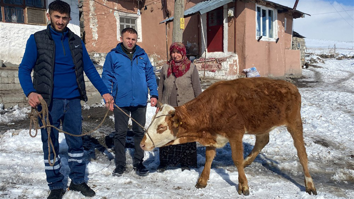 Düvesini satıp elde ettiği 13 bin lirayı depremzedelere bağışladı