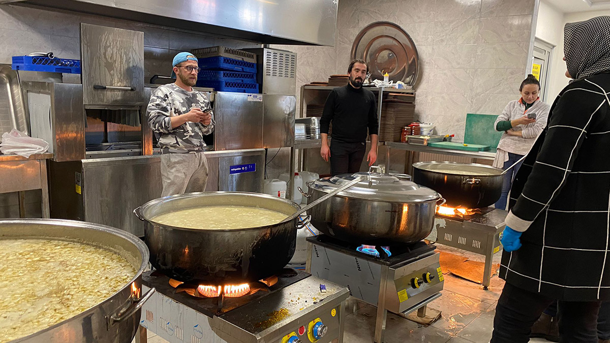 Dünyanın önde gelen sosyal girişimci şeflerinden Ebru Baybara Demir’in de içinde bulunduğu şeflerden deprem bölgelerinde el ele vererek uygun alanları aşevine dönüştürdü.