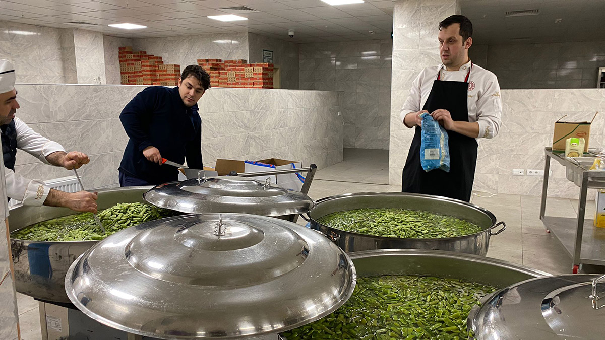 Şeflerden deprem bölgelerine yemek desteği