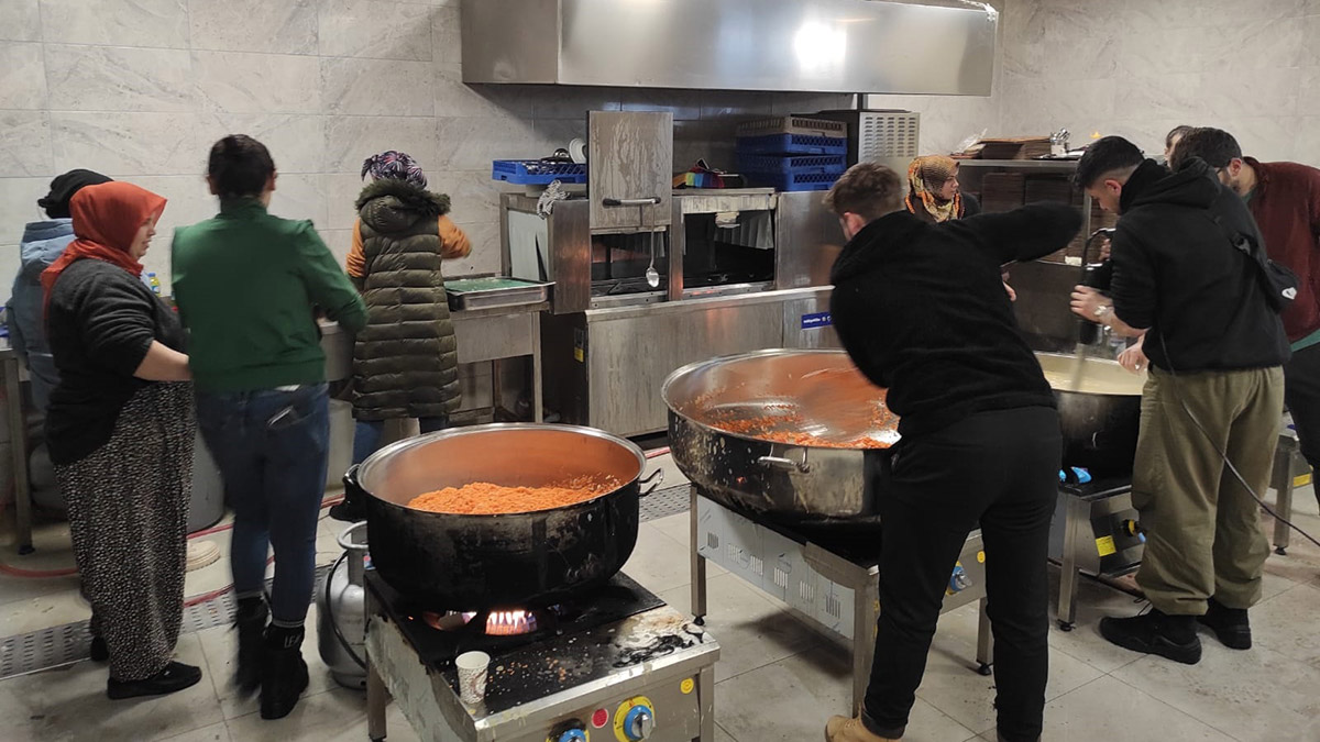 Dünyanın önde gelen sosyal girişimci şeflerinden Ebru Baybara Demir’in de içinde bulunduğu şeflerden deprem bölgelerinde el ele vererek uygun alanları aşevine dönüştürdü.