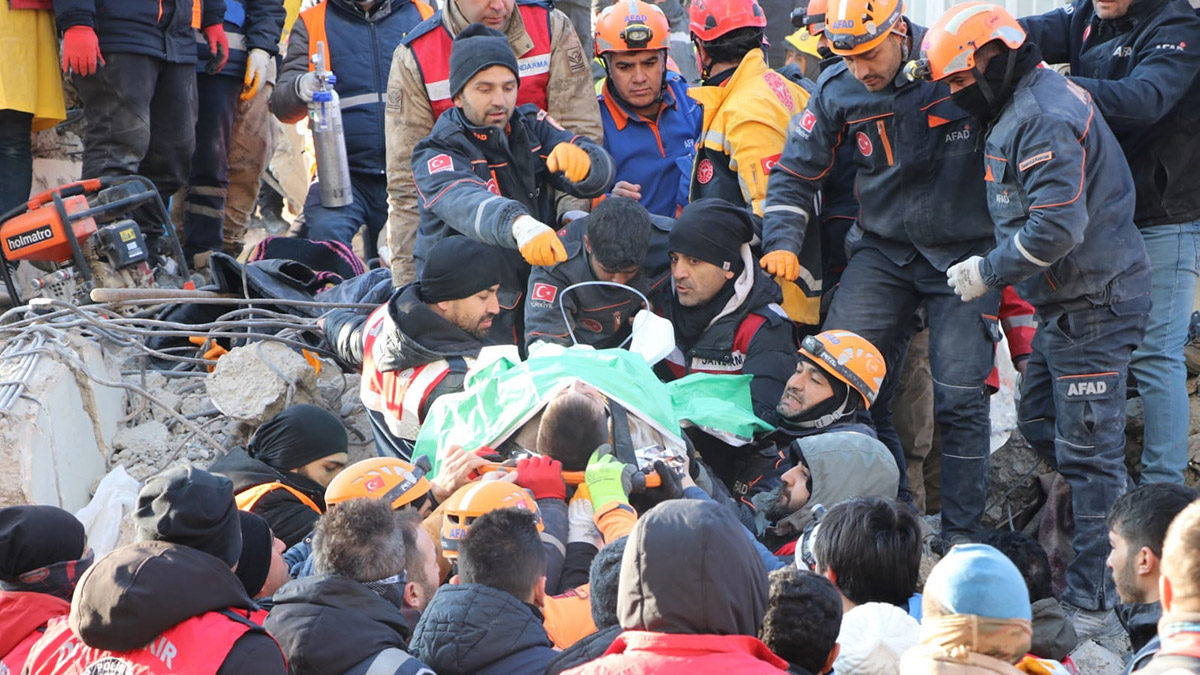 9 yaşındaki Serhat ve annesi enkazdan sağ çıkarıldı