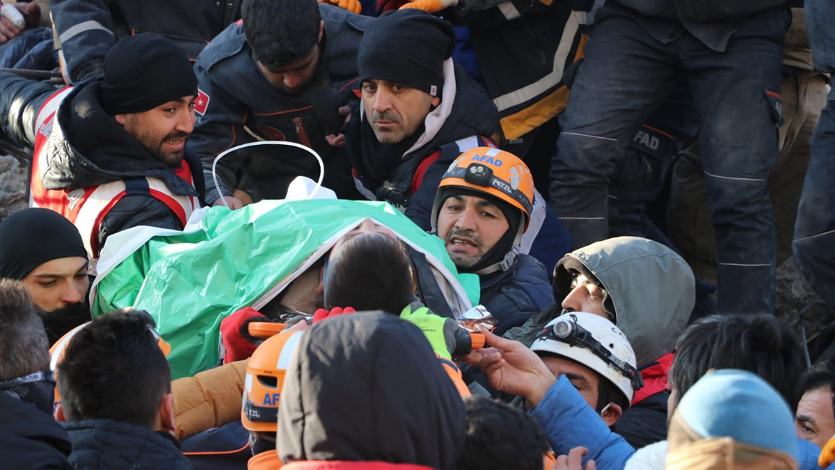 Kahramanmaraş merkezli depremlerin vurduğu Diyarbakır’ın Bağlar ilçesinde yıkılan Hisami Apartmanı’ndan Semra Varlı (32) ile oğlu 9 yaşındaki Serhat Varlı 5’inci günde, 101'inci saatte enkazdan sağ çıkarıldı.