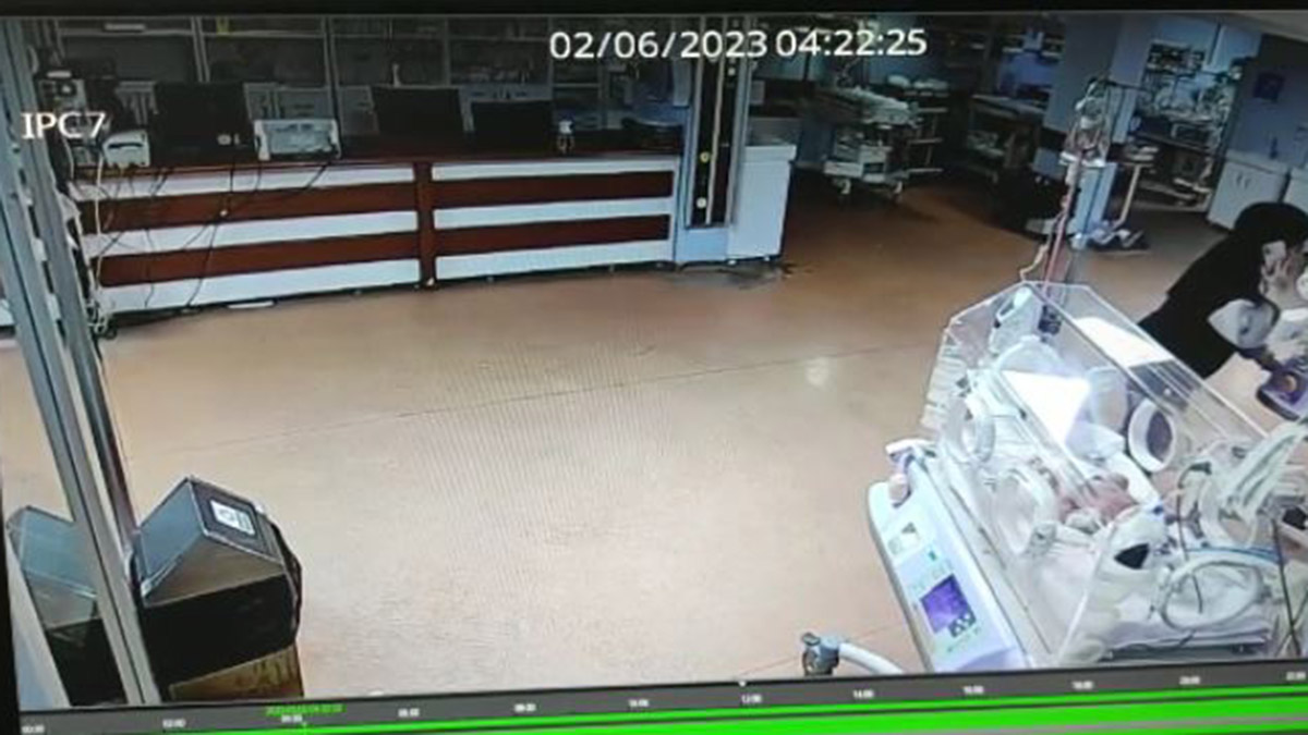 Yenidoğan ünitesinde hemşireler bebeklerin başından ayrılmadı