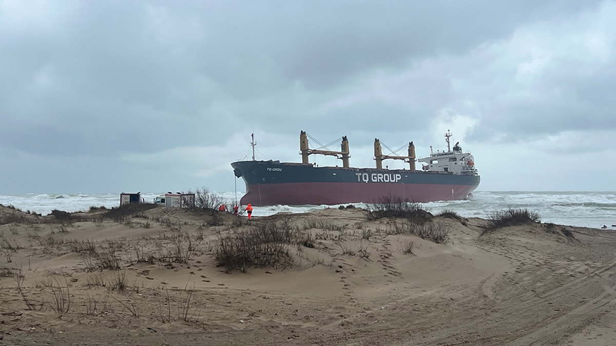 Şile'de kuru yük gemisi karaya oturdu