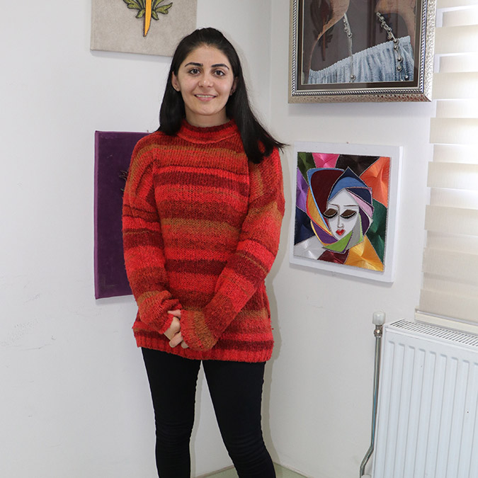 Van'da, doğuştan serebral palsili olduğu için sağ bacağını ve kolunu kullanamayan, Yüzüncü Yıl Üniversitesi (YYÜ) Eğitim Fakültesi Resim Öğretmenliği Bölümü 4’üncü sınıf öğrencisi Nahide Timur (28), sol el ve ayağı ile tahta plakaya çivi çakarak filografi tablolar yapıyor.