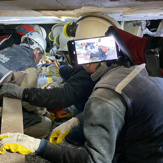 Soma'dan bölgeye giden madenci ekibinden Mustafa Çalık (47), "Eşyalarımızı hazırladığımızda ilk aldığımız eşya; domuz damı oldu. Nasıl bir manzara ile karşılaşacağımızı biliyorduk. Deprem bize yabancı değil, yer altı facialarıyla eş değer" dedi.