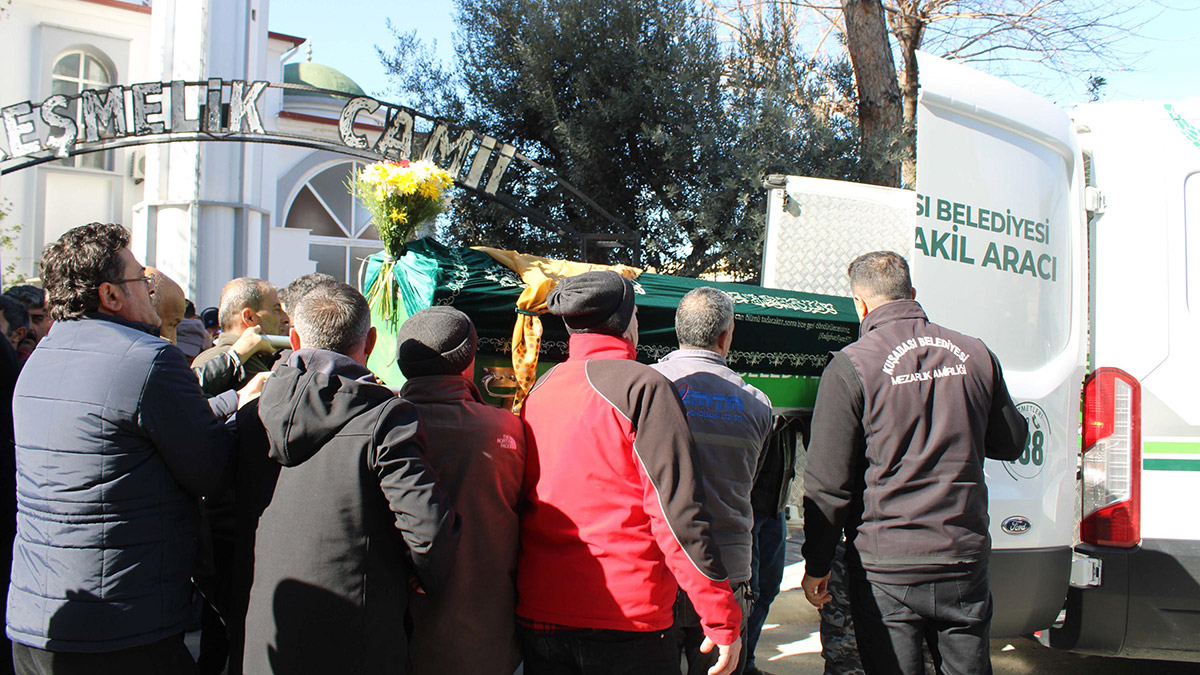 Isparta'da sömestir tatili için gittiği anneannesiyle sobadan sızan gazdan zehirlenen Ecrin Ünlü (11), memleketi Aydın'ın Kuşadası ilçesinde toprağa verildi.