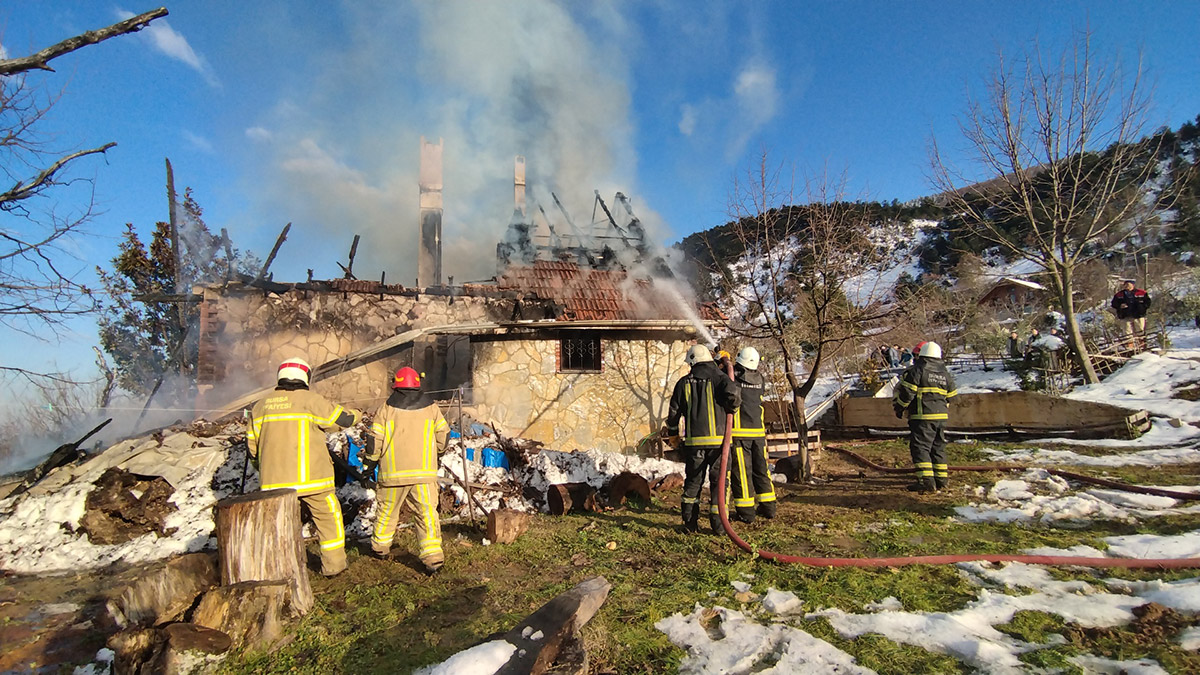 Şömineden sıçrayan kıvılcım evi küle çevirdi