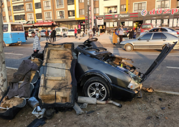 Düzce'de makas atan otomobil ikiye bölündü
