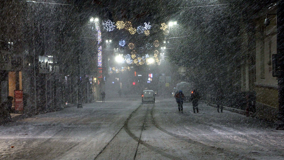Taksim beyaza büründü