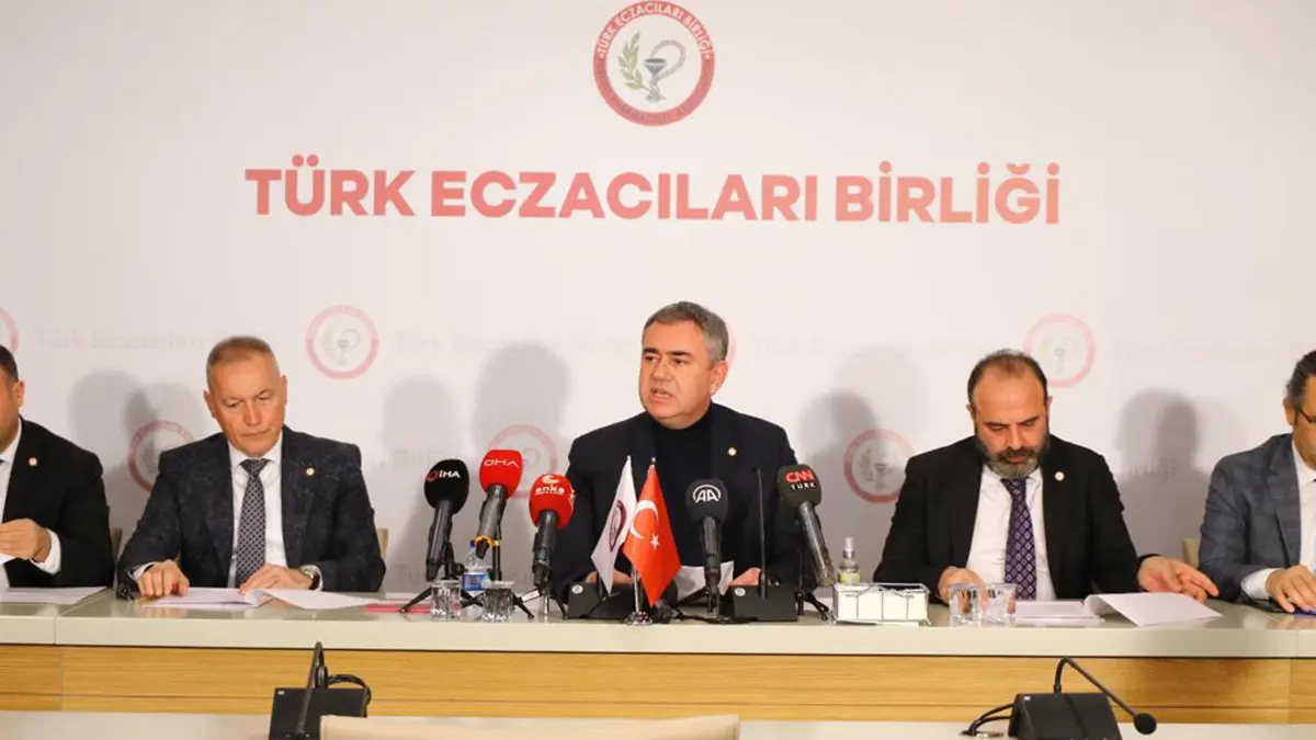 Türk eczacıları birliği (teb) başkanı arman üney, "deprem bölgesinde vatandaşlarımızın hiçbir ücret ödemeden ilaca ve tıbbi malzemeye erişimini sağlamak için fedakarca çaba harcıyoruz. Bir ilaç eksikliğimiz yok diyebilirim" dedi.