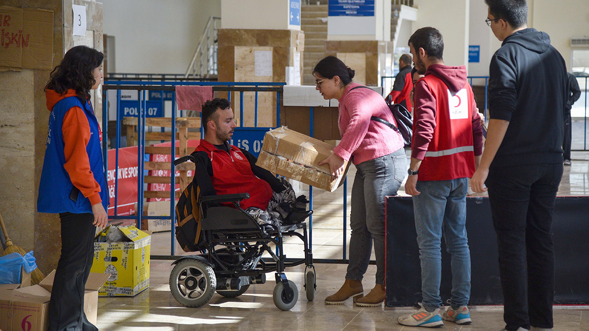 Bedensel engelli şampiyon yüzücü depremzedelerin yanında