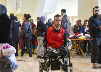 Bedensel engelli şampiyon yüzücü depremzedelerin yanında