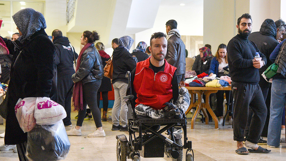 Bedensel engelli şampiyon yüzücü depremzedelerin yanında