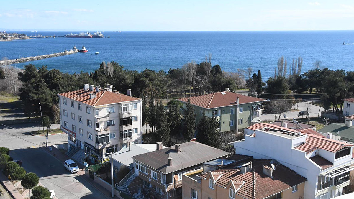 Tekirdağ'ın Marmaraereğlisi ilçesinde yazlık konut sahipleri, evlerinin kapılarını depremzedeler için açtı.