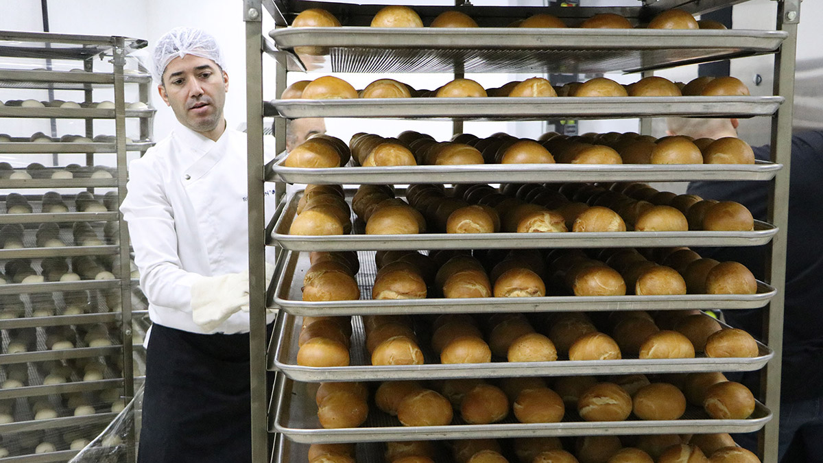 Anadolu Lisesi öğrencileri deprem bölgesine 5 bin ekmek gönderdi