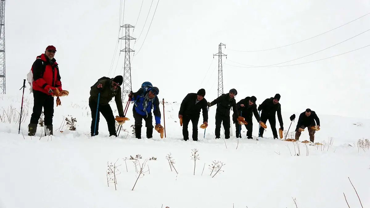 Dağcılar yaban hayvanları için ekmek ve su bıraktı