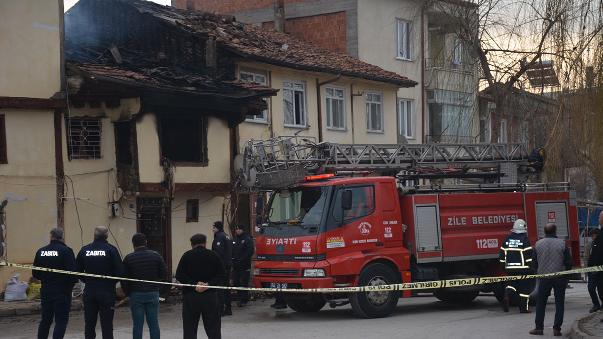 Tokat'ta 2 katlı evde yangın; 3 ölü 1 yaralı var