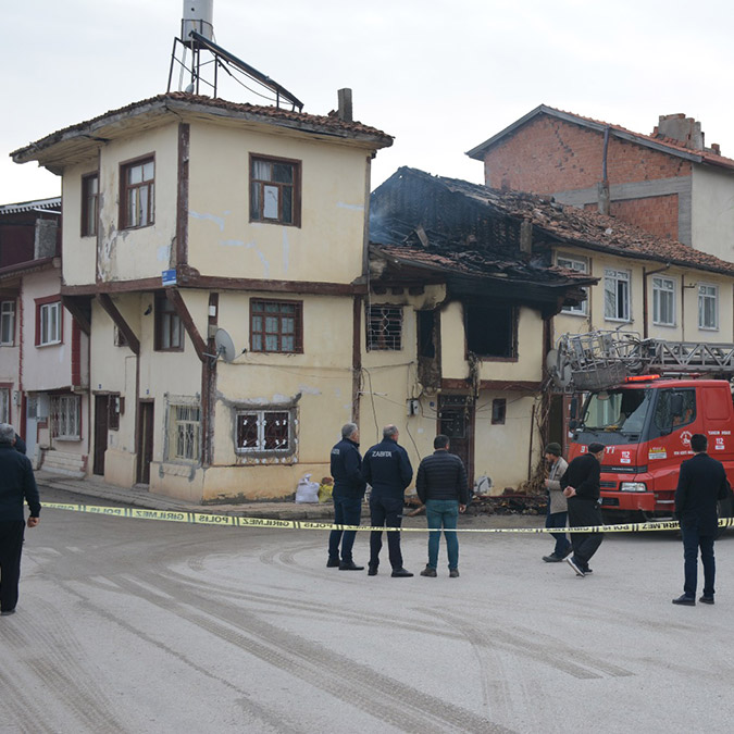 Tokat'ta 2 katlı evde yangın; 3 ölü 1 yaralı var