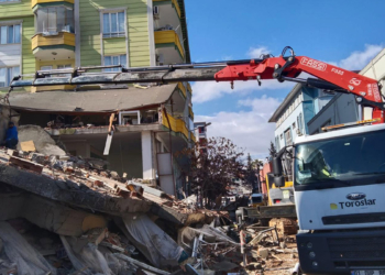 Toroslar EDAŞ deprem bölgesinde çalışıyor