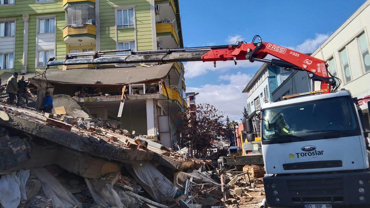 Toroslar EDAŞ deprem bölgesinde çalışıyor