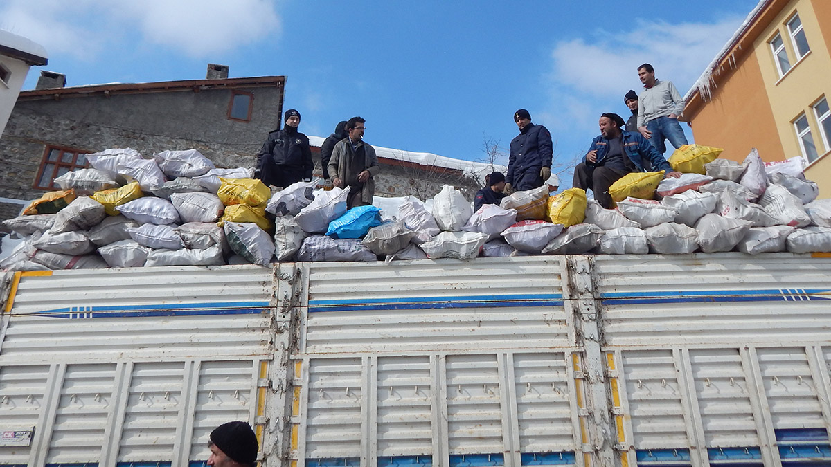 Toros Dağları'ndaki köylüler deprem bölgesine odun gönderdi