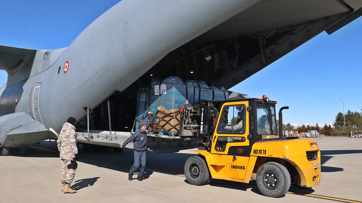 TSK, depremzedeler için seferber oldu