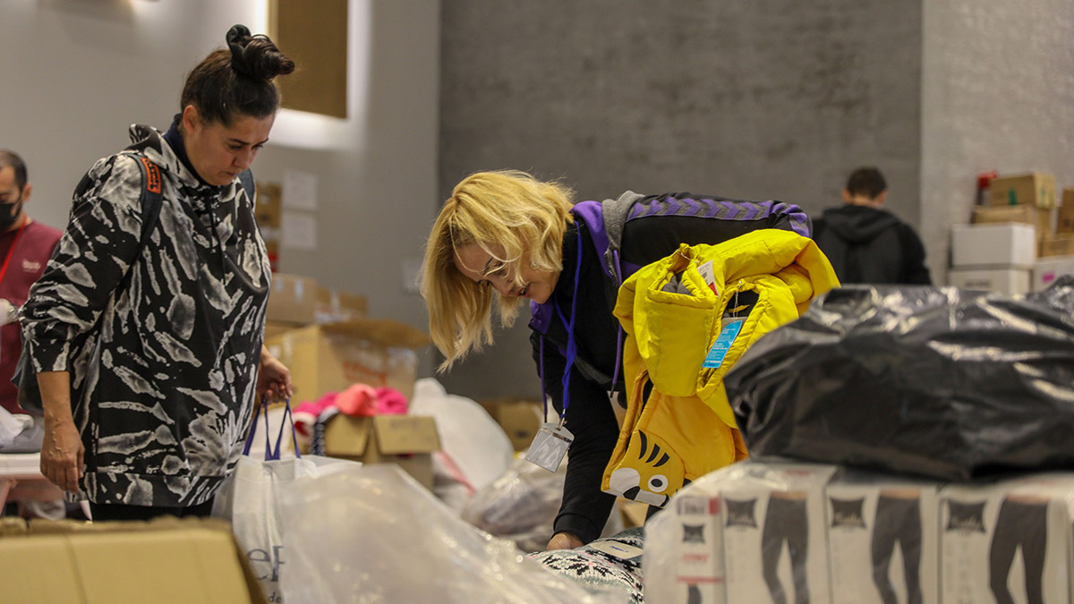 Antalya'da deprem bölgesine gidecek yardımların toplandığı alanda turistler ve yerleşik yaşayan yabancılar da var gücüyle çalışıyor.