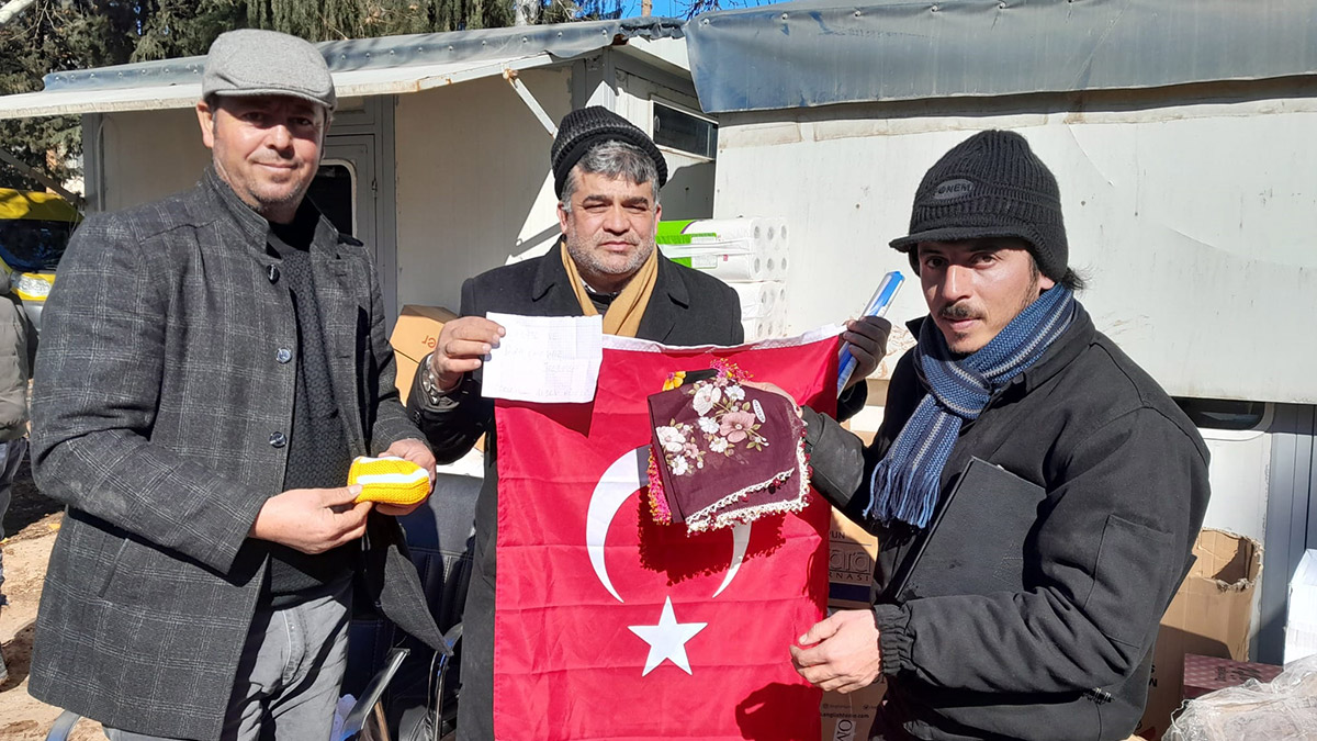 Türk bayrağına sarılı yazmalar ve bebek patiği duygulandırdı